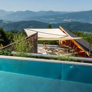 Yogaterrasse des Soami Yoga Retreat Resort im Freien mit schönem Ausblick.