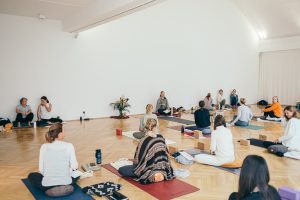Barbra Noh unterrichtet vor vielen Yogalehrenden. 