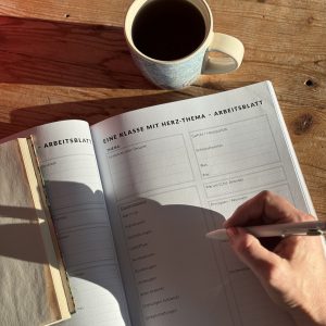 Eine Yogalehrerin macht sich Notizen für eine Yogastunde im Rahmen der Yoga Ausbildung München.