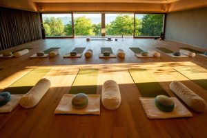 Ein Yogaraum mit großem Fenster vorbereitet für die Yoga Grundausbildung im Soami Yoga Resort