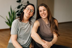 Steffi Altendorf & Sabine Willmann, Yogalehrerinnen, Ausbilderinnen und Gründerinnen von YAM Yoga Ausbildung München